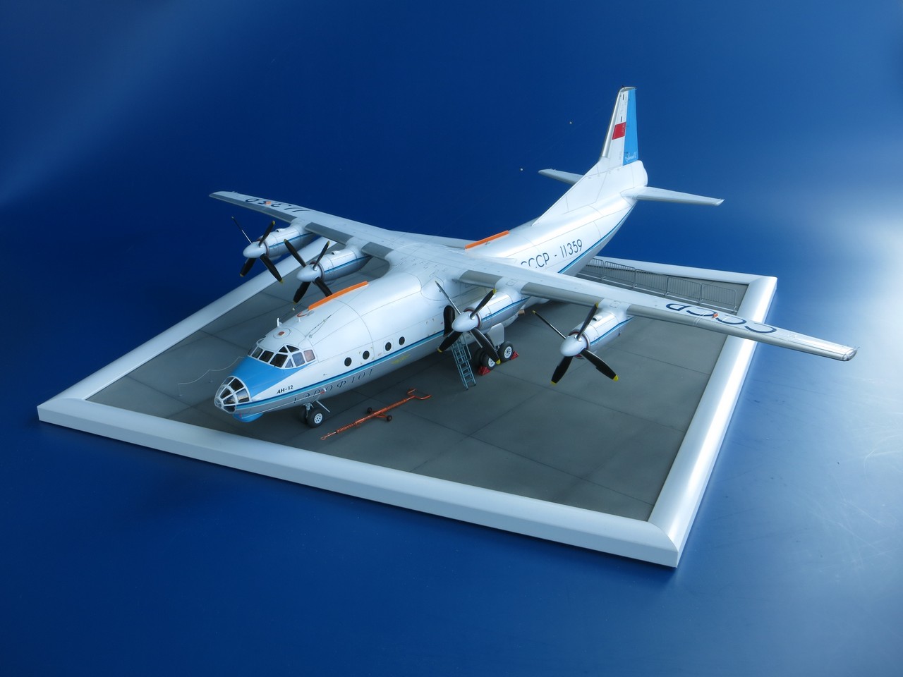 Ан-12 в Ле Бурже